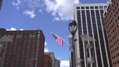 Raleigh, Kuzey Carolina, ABD - 07 02 2022: Raleigh, NC şehir merkezindeki binaların sokak manzarası