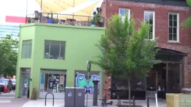 Raleigh, Kuzey Carolina, ABD - 07 02 2022: Raleigh, NC şehir merkezindeki binaların sokak manzarası