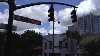 Raleigh, Kuzey Carolina, ABD - 07 02 2022: Raleigh, NC şehir merkezindeki binaların sokak manzarası