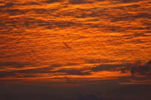 Der feurige Himmel vor Sonnenaufgang — Stockfoto