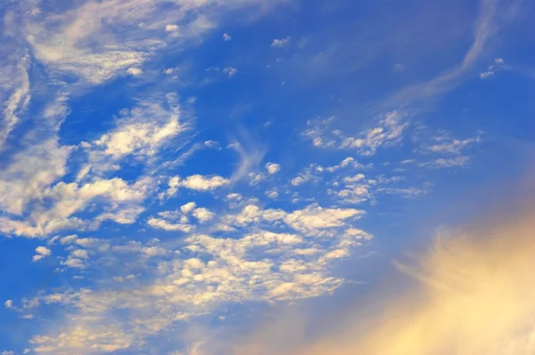 Cielo y nubes al atardecer — Foto de Stock