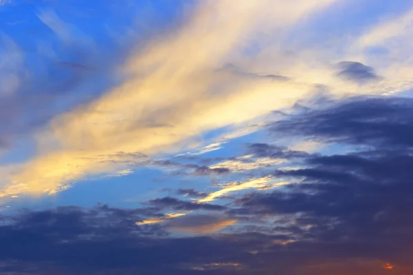 Himmel und Wolken — Stockfoto