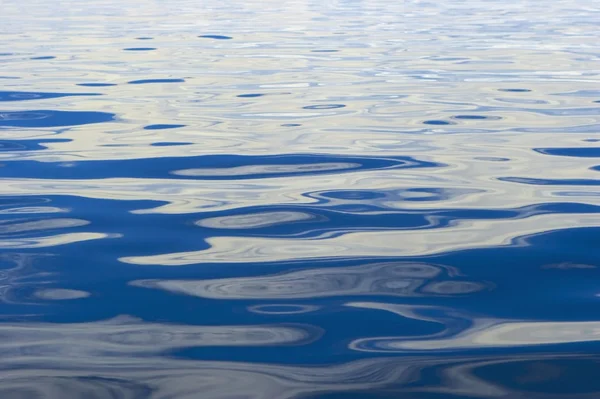 Schönes blaues Wasser plätschert — Stockfoto