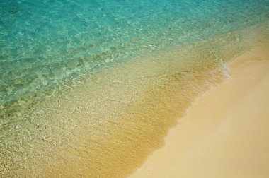 bir kıyıya yakın yerde mavi su ripples