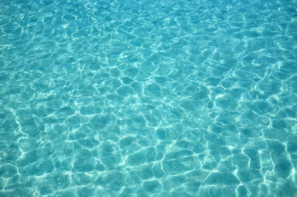 Ondulaciones de agua en el día soleado — Foto de Stock