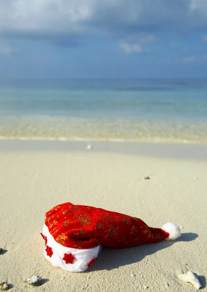 Chapéu de Natal em uma praia — Fotografia de Stock