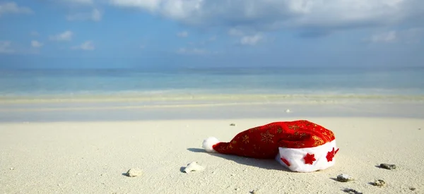 Christmas hat on a beach — Stock Photo, Image