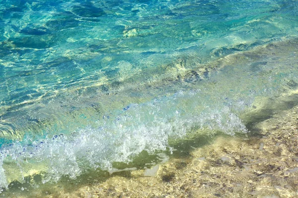 Ondas de água azuis perto de uma costa 7 — Fotografia de Stock