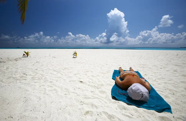 Women is sunburning on the sandy beach — Stock Photo, Image