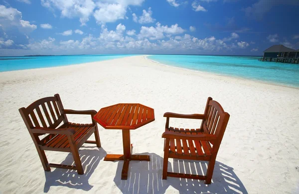 Стулья и стол на пляже — стоковое фото