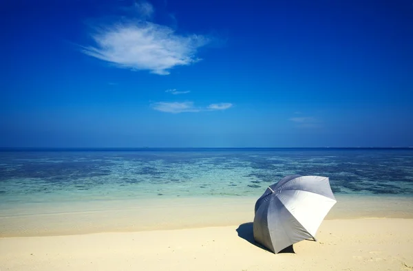 Ombrellone su spiaggia — Foto Stock