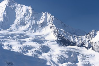 güneşli bir gün dağ