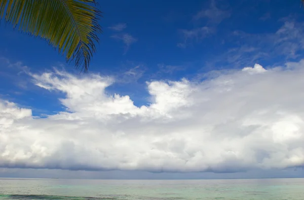 Небо и облака в Индийском океане — стоковое фото