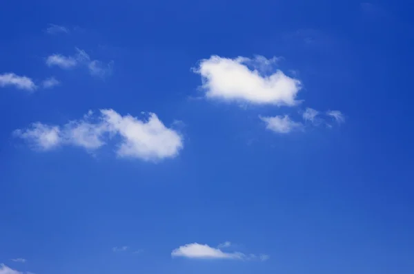 Wolken in een blauwe lucht — Stockfoto