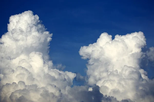 Wolken in een blauwe lucht — Stockfoto