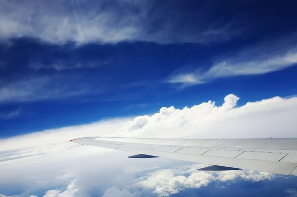 Vista aérea del cielo azul nublado en el día soleado — Foto de Stock