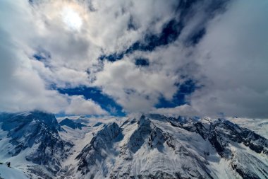 nubes sobre las rocas