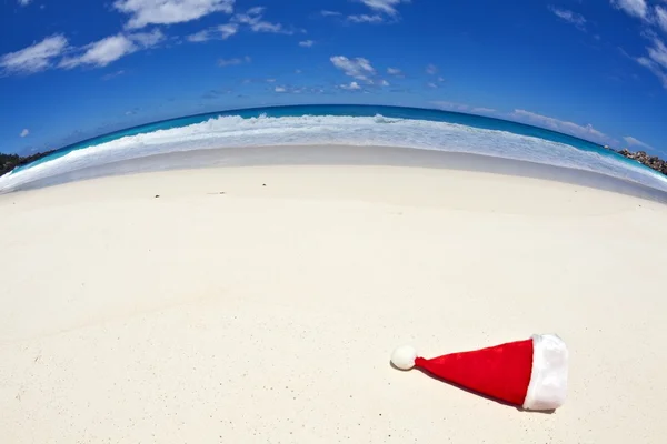 Christmas hat is on a beach — Stock Photo, Image