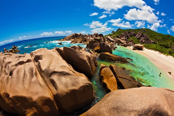 Büyük bir taş olan deniz manzarası görünümü — Stok fotoğraf