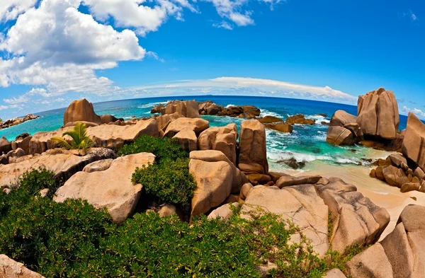 Seascape pohled s obrovské kameny — Stock fotografie