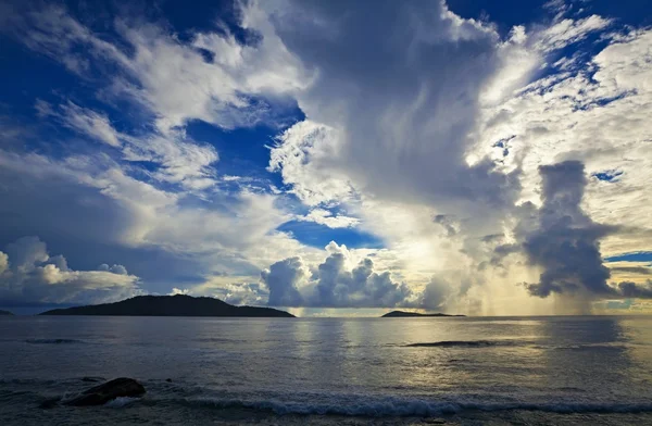 Cloudscape and seascape view — Stock Photo, Image