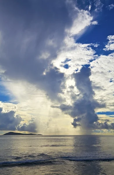 Paisaje nuboso y vista al mar — Foto de Stock