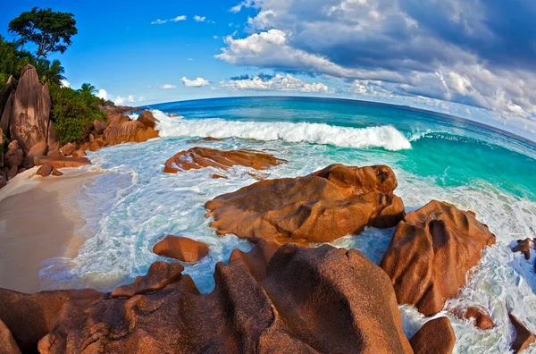 Vista de paisagem marinha com pedras enormes — Fotografia de Stock