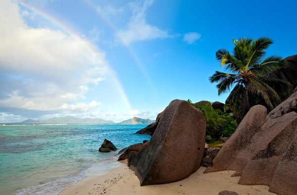 二重の虹と朝ビーチ — ストック写真