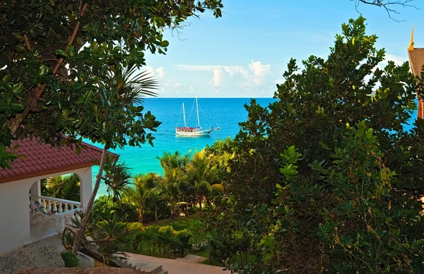 Vedere la mare cu un hotel tropical — Fotografie, imagine de stoc