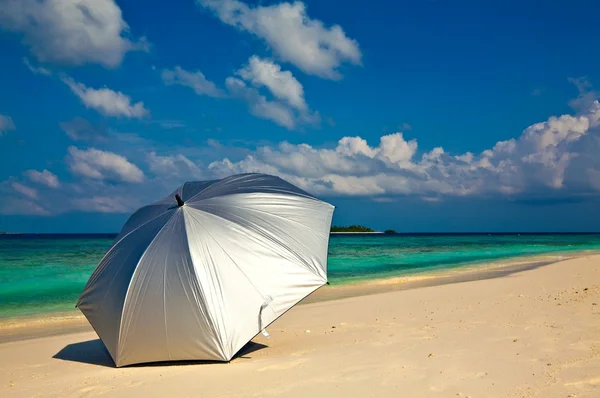 Sonnenschirm steht am Strand — Stockfoto