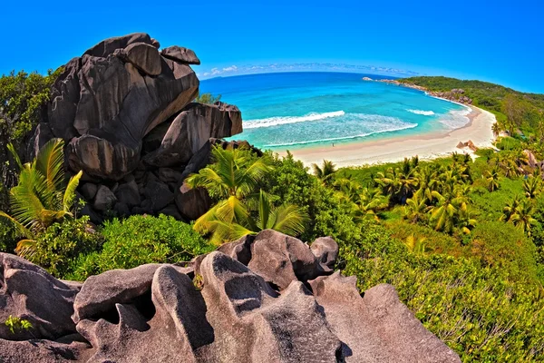 Vista de paisagem marinha com pedras enormes Fotos De Bancos De Imagens Sem Royalties