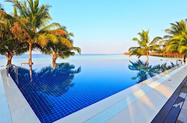 Plavecký bazén v tropické hotelu — Stock fotografie