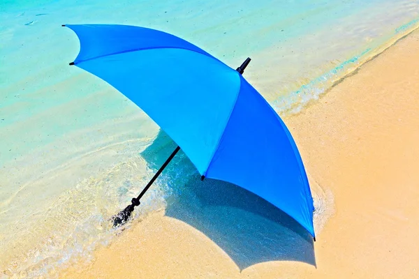 Paraply på en strand — Stockfoto