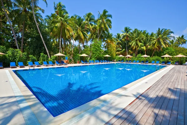 Swimming pool in a tropical hotel — Stock Photo, Image