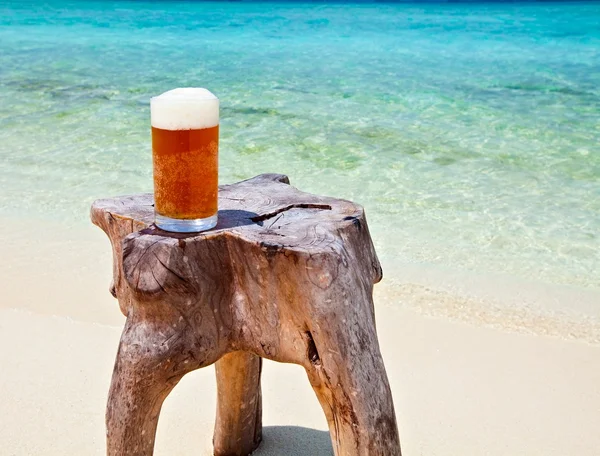 Copo de cerveja em uma praia — Fotografia de Stock