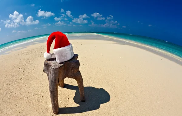 Santa hat is on a beach — Stock Photo, Image