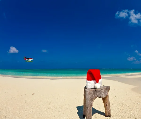 Santa hat is on a beach — Stock Photo, Image