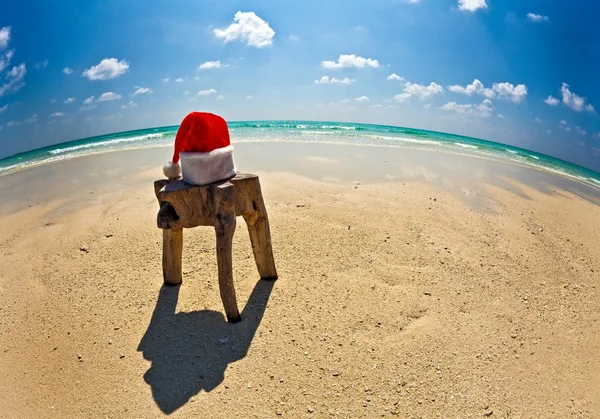 산타 모자는 해변 — 스톡 사진