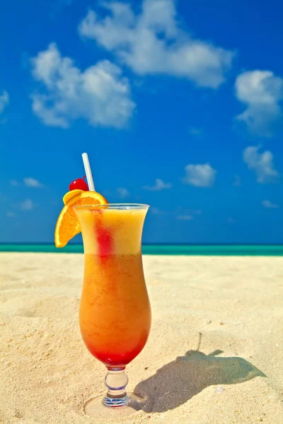 O coquetel frutado está em uma praia — Fotografia de Stock