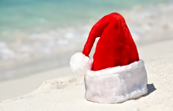 Santa hat is on a beach — Stock Photo, Image
