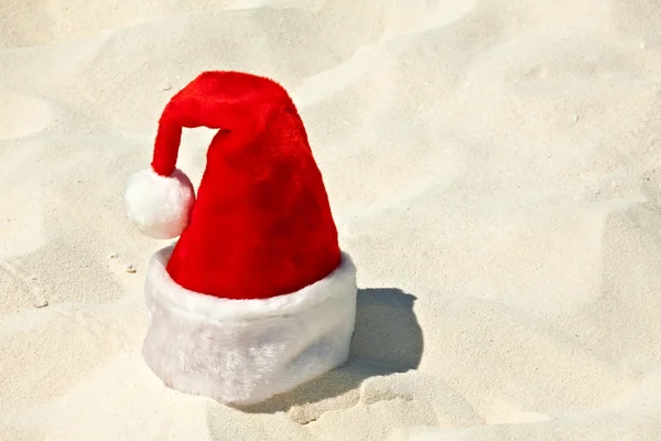 圣诞老人的帽子是在海滩上 — 图库照片