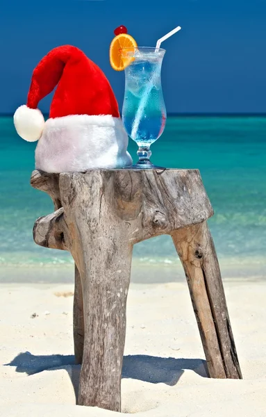 Santa hatt ligger på en strand — Stockfoto