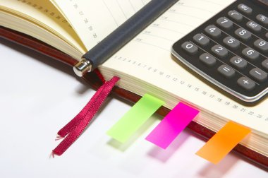 defter kalem ve hesap makinesi ile