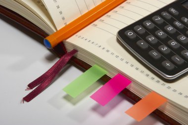 defter kalem ve hesap makinesi ile
