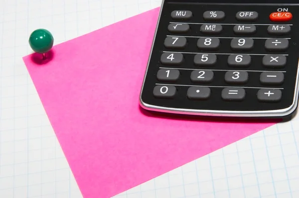 Nálepka, vícebarevné připínáček a kalkulačku na bílý list — Stock fotografie
