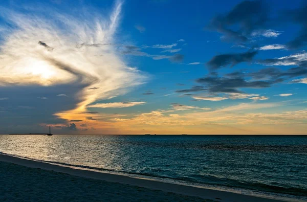 Sabah deniz manzarası ile yat — Stok fotoğraf