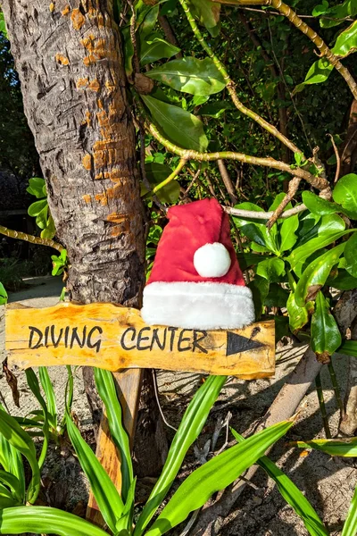 Pointer to the diving center christmas hat — Stock Photo, Image