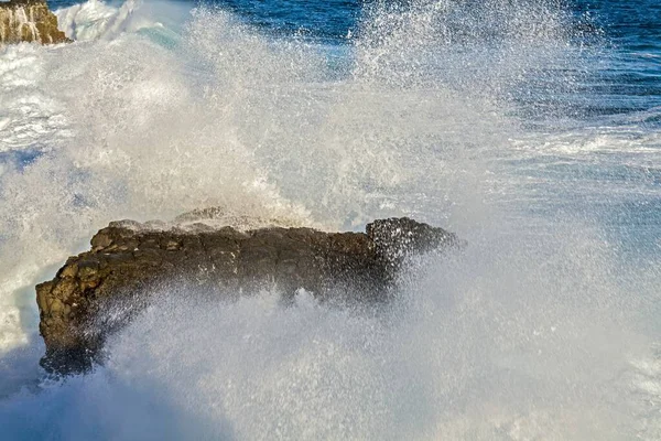 Dalgalar Bir Kayanın Üzerinde Yuvarlanır Mauritius Hint Okyanusu — Stok fotoğraf