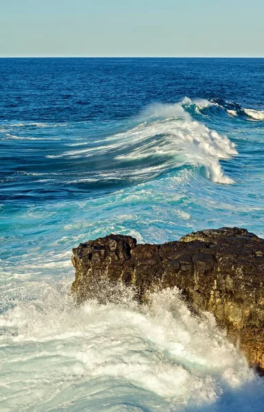 Dalgalar Bir Kayanın Üzerinde Yuvarlanır Mauritius Hint Okyanusu Telifsiz Stok Fotoğraflar