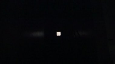 karanlık merdivenlerden aşağı yürüyen kadın